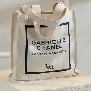 V&A GABRIELLE CHANEL 洋書 Gabrielle Chanel exhibition book and V&A tote bag
